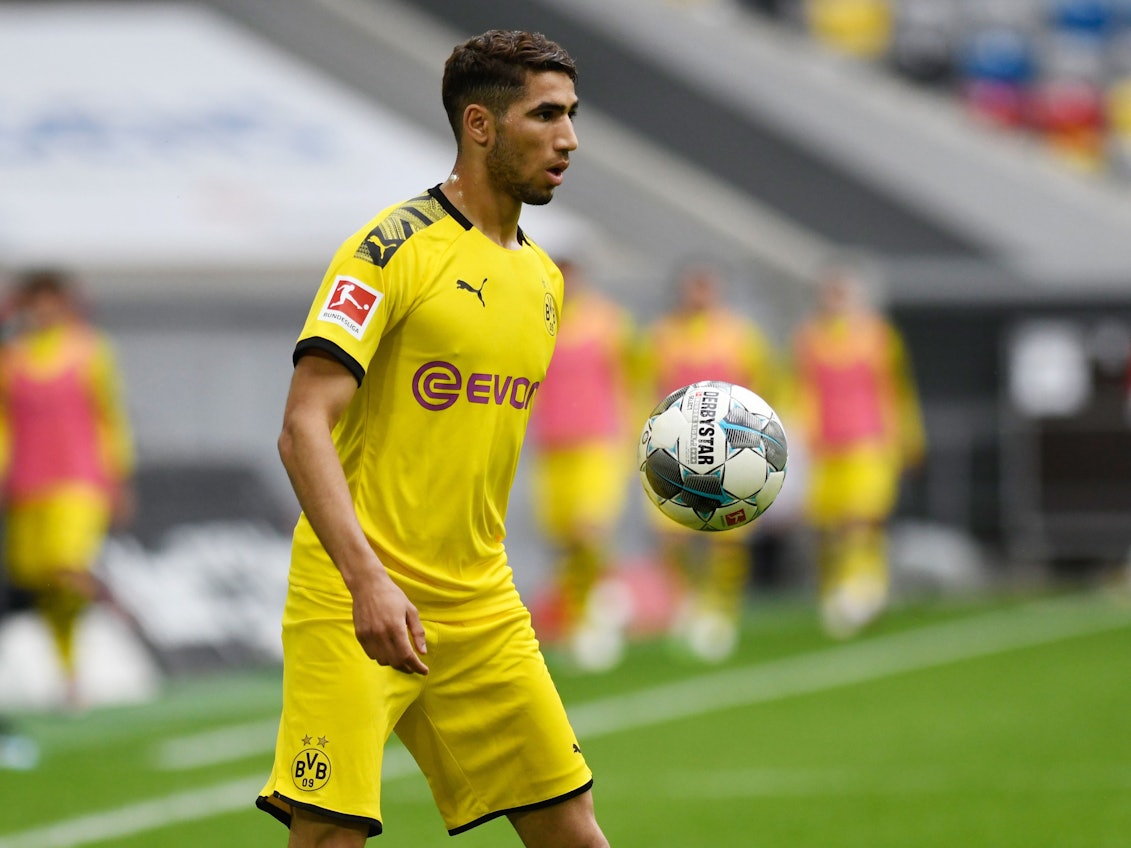 Achraf Hakimi kontrolliert bei einem Bundesliga-Spiel von Borussia Dortmund den Ball.