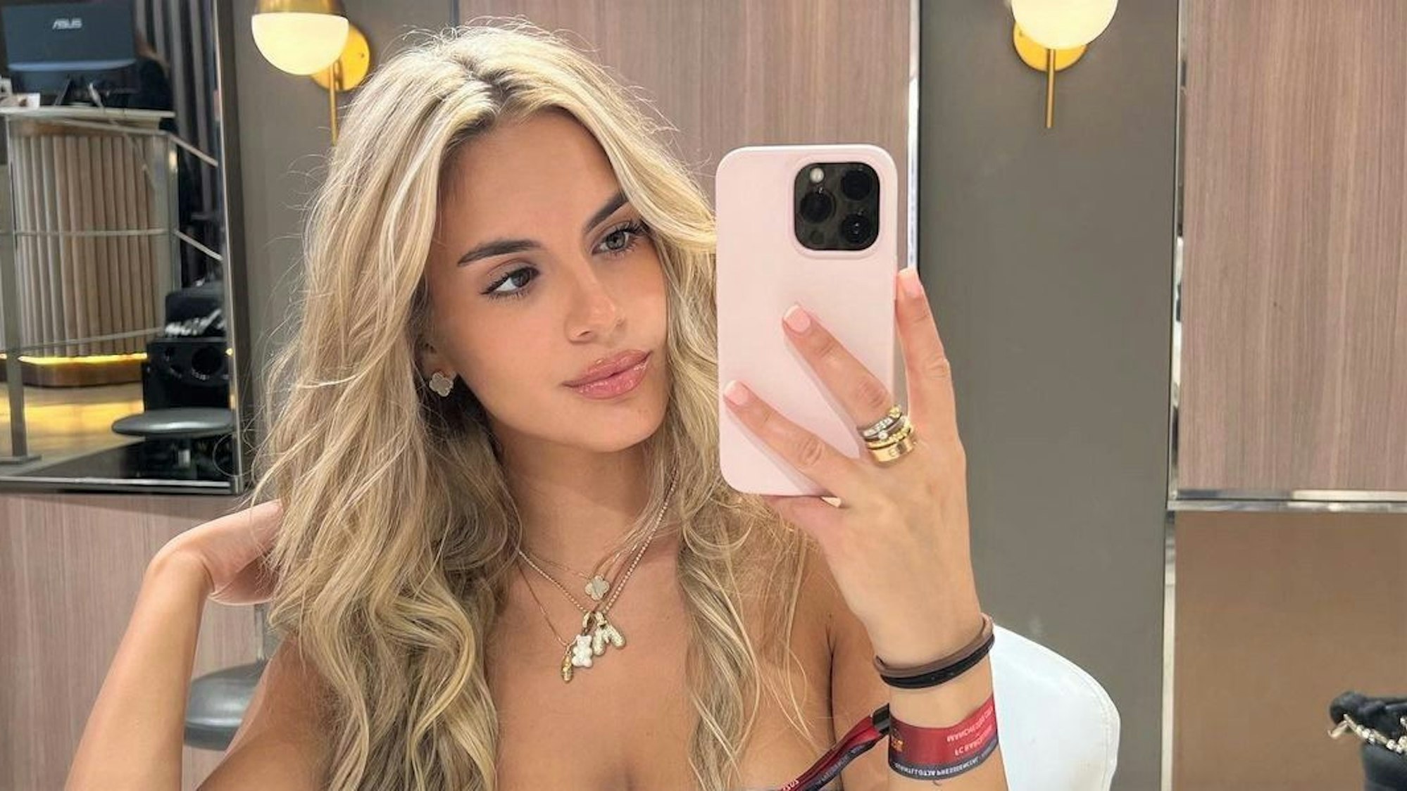 María Guardiola, Tochter von Star-Trainer Pep Guardiola posiert auf einem Spiegel-Selfie beim Friseur.