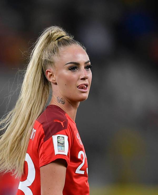 Alisha Lehmann steht bei einem Spiel der Schweizer Nationalmannschaft auf dem Platz.