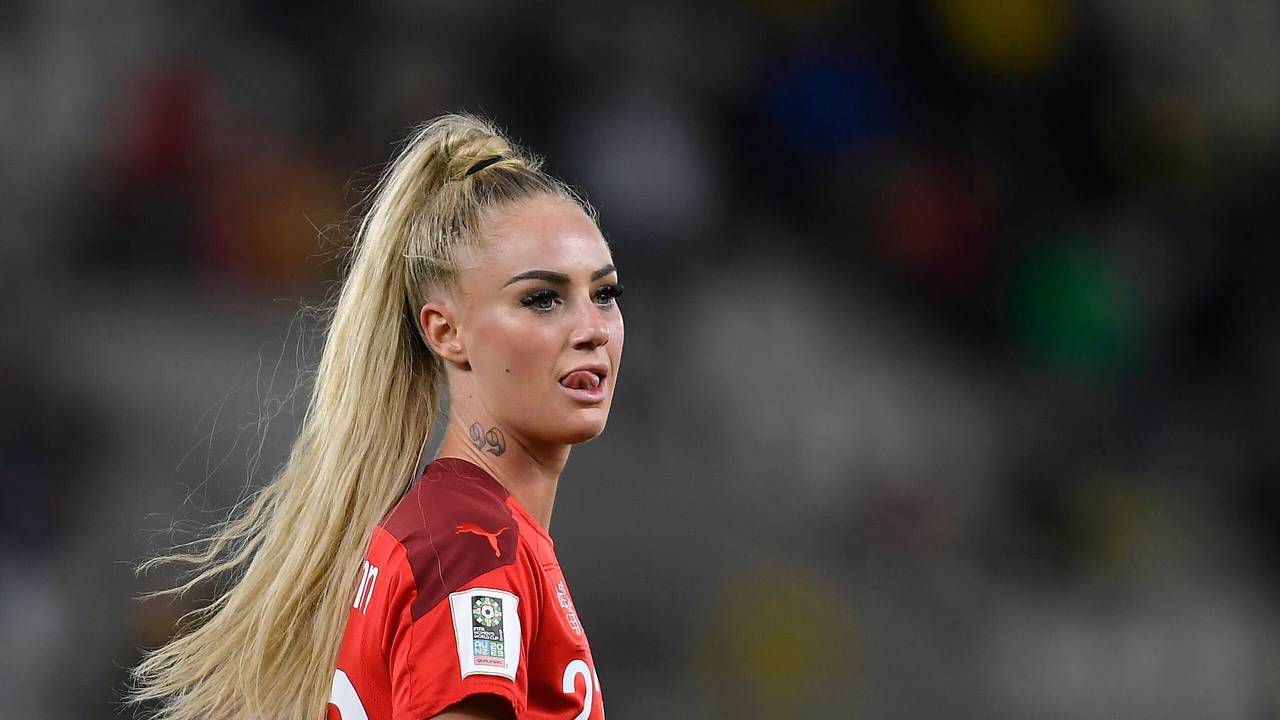 Alisha Lehmann steht bei einem Spiel der Schweizer Nationalmannschaft auf dem Platz.