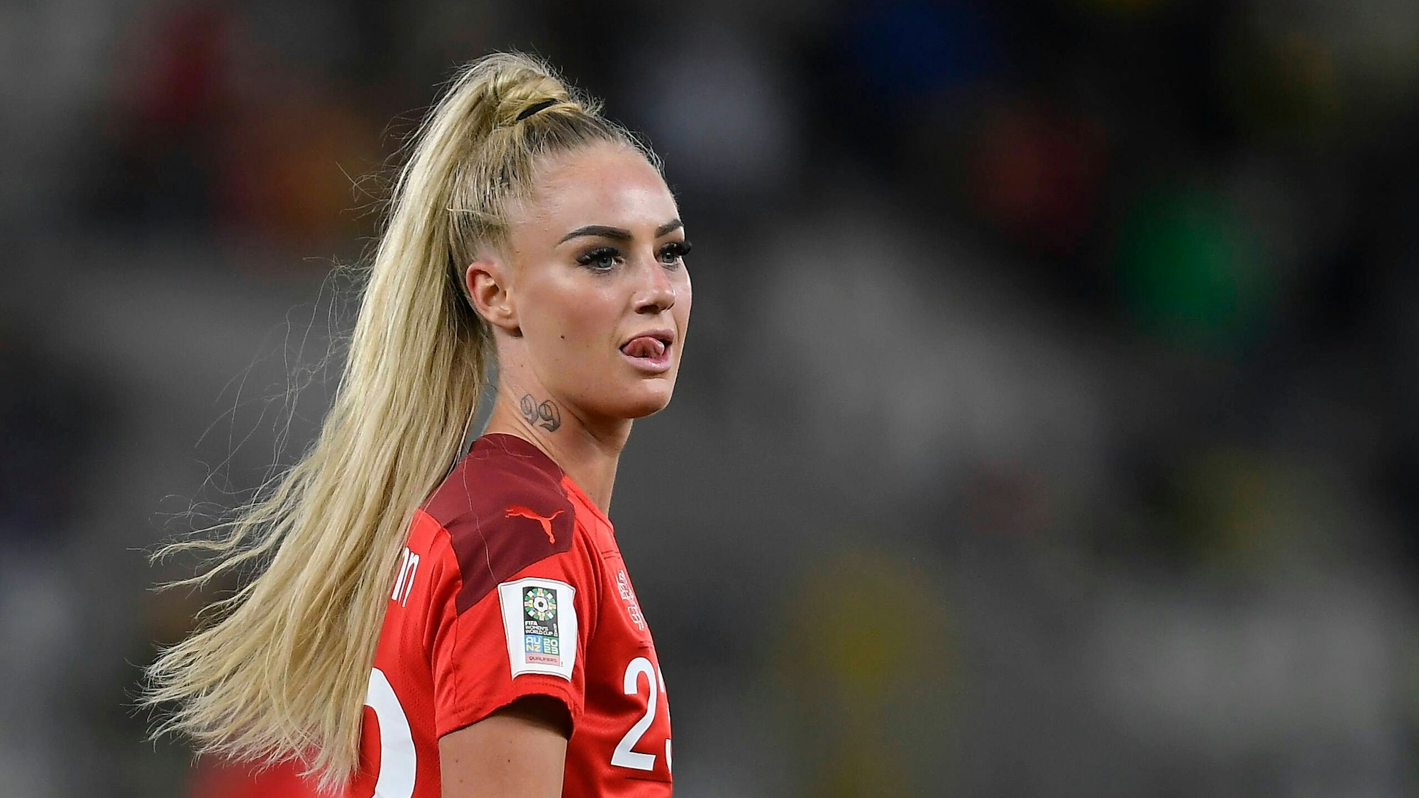 Alisha Lehmann steht bei einem Spiel der Schweizer Nationalmannschaft auf dem Platz.