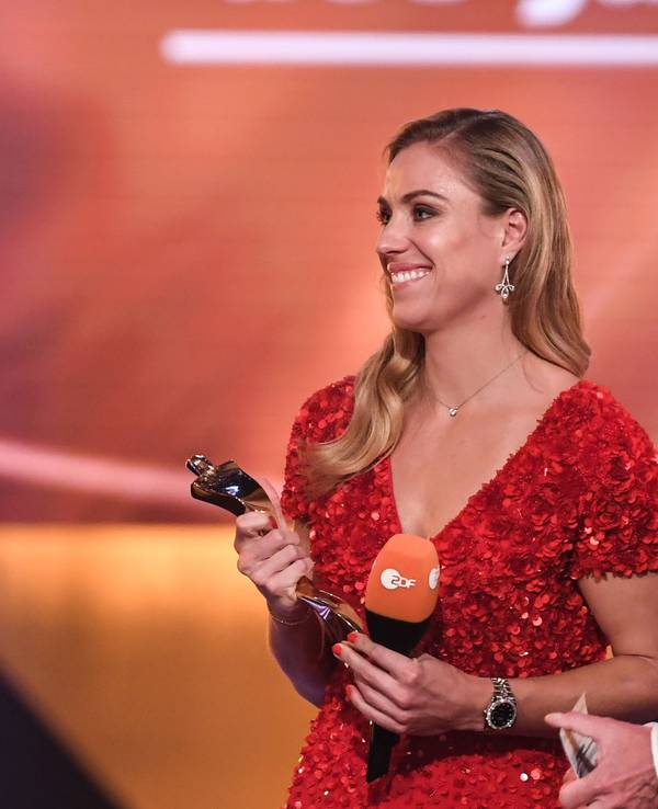 Tennisspieler und Laudator Boris Becker und die Tennisspielerin Angelique Kerber stehen bei der Verleihung der Trophäe zur „Sportlerin des Jahres“ auf der Bühne.
