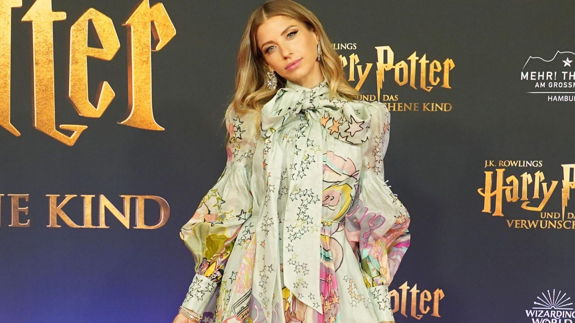 Cathy Hummels, Moderatorin und Influencerin, geht über den roten Teppich zur Premiere der neu inszenierten Show „Harry Potter und das verwunschene Kind“ im Mehr! Theater am Großmarkt.
