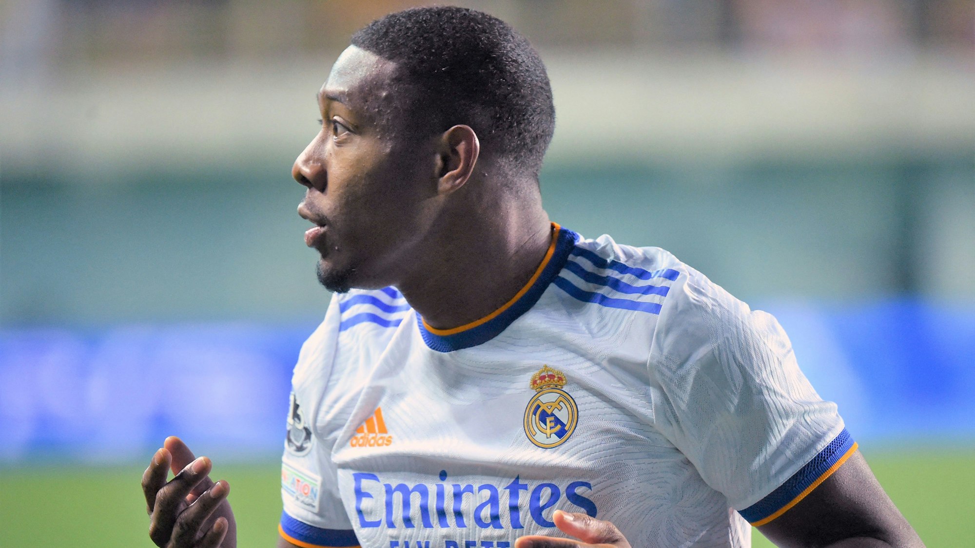 David Alaba blickt sich im Trikot von Real Madrid verwundert um.