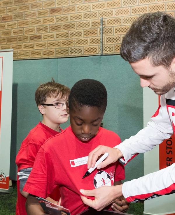 FC-Youngster Justin Diehl traf im Rahmen der Aktion „kicken und lesen“ im November 2015 auf Jonas Hector.