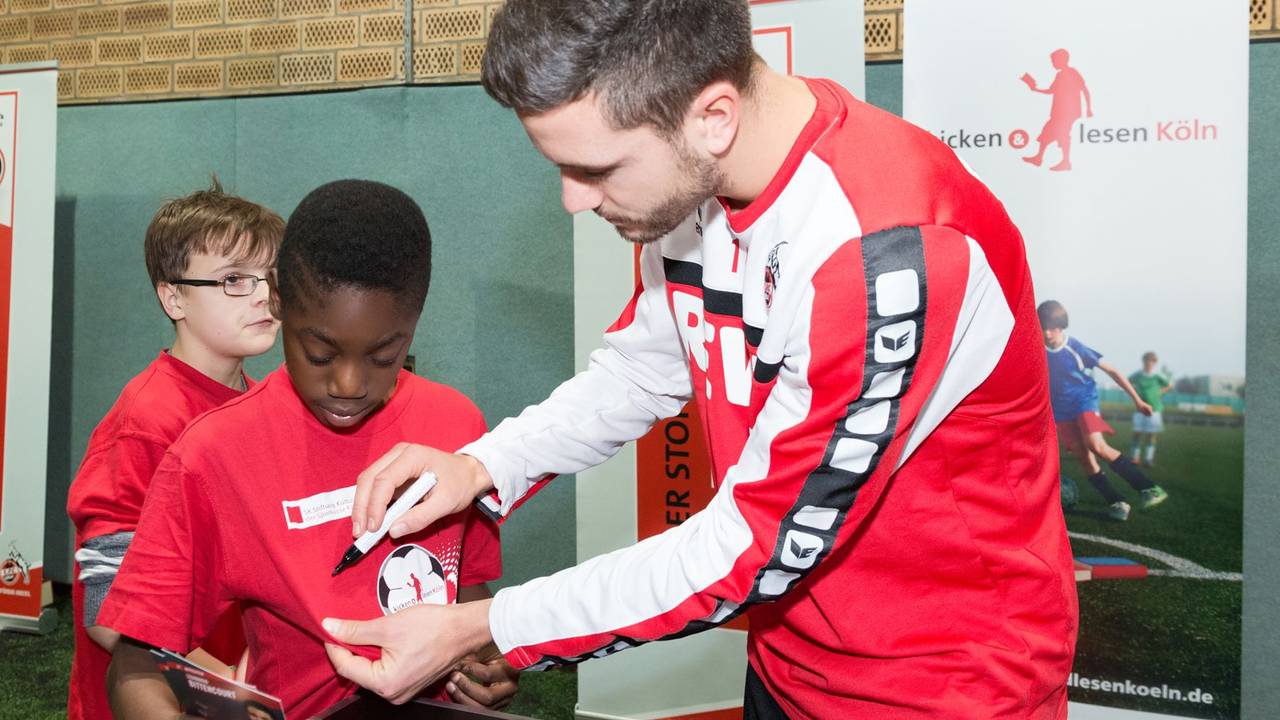 FC-Youngster Justin Diehl traf im Rahmen der Aktion „kicken und lesen“ im November 2015 auf Jonas Hector.