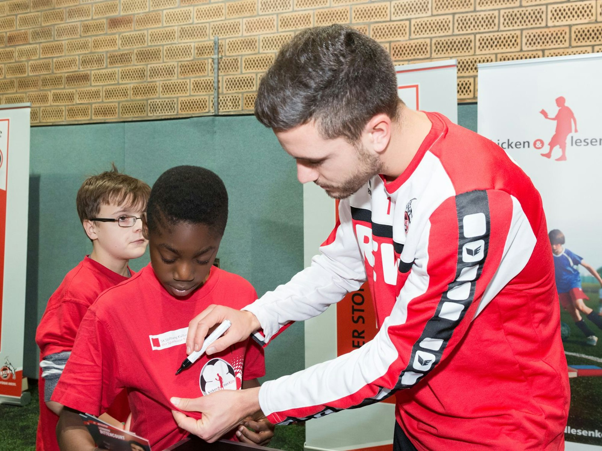 FC-Youngster Justin Diehl traf im Rahmen der Aktion „kicken und lesen“ im November 2015 auf Jonas Hector.