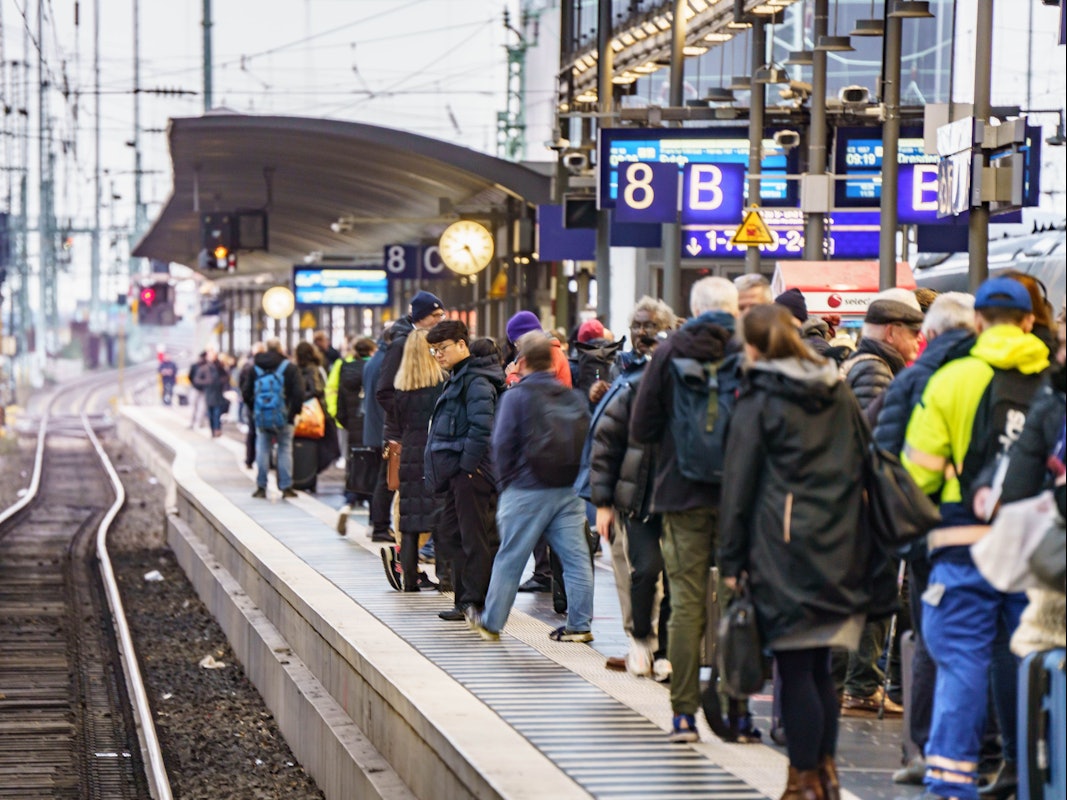 Zahlreiche Reisende stehen am Morgen des 17. Februar 2023 auf dem Frankfurter Hauptbahnhof auf einem Bahnsteig.