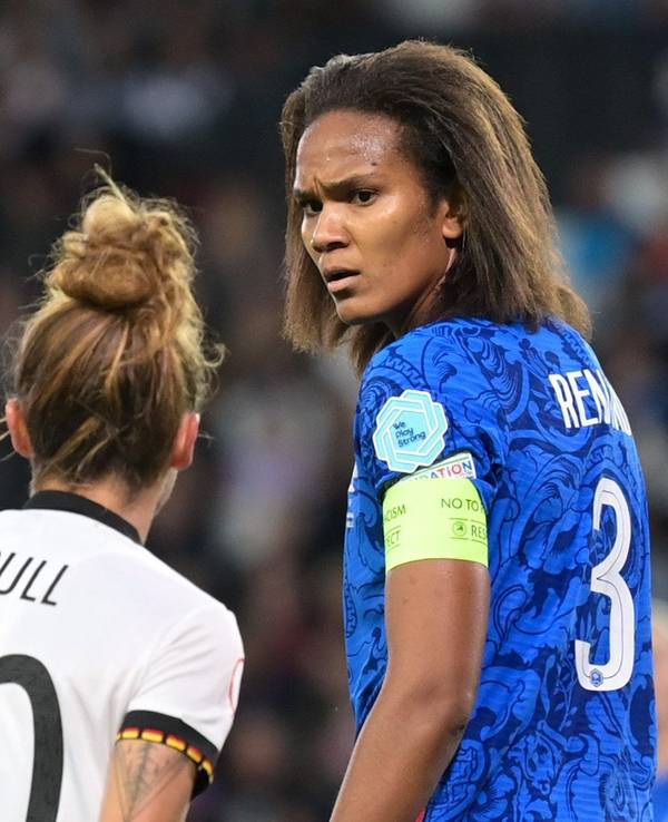 Wendie Renard mustert Lina Magull im EM-Halbfinale zwischen Frankreich und Deutschland.