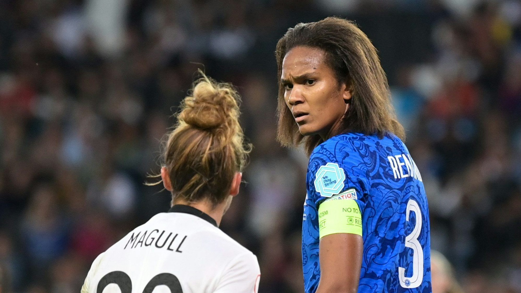Wendie Renard mustert Lina Magull im EM-Halbfinale zwischen Frankreich und Deutschland.