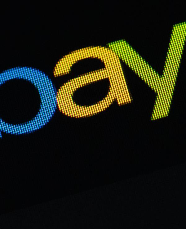 Das Logo des Unternehmens eBay ist auf dem Display eines iPhone SE in der App des Online-Marktplatzes eBay zu sehen.