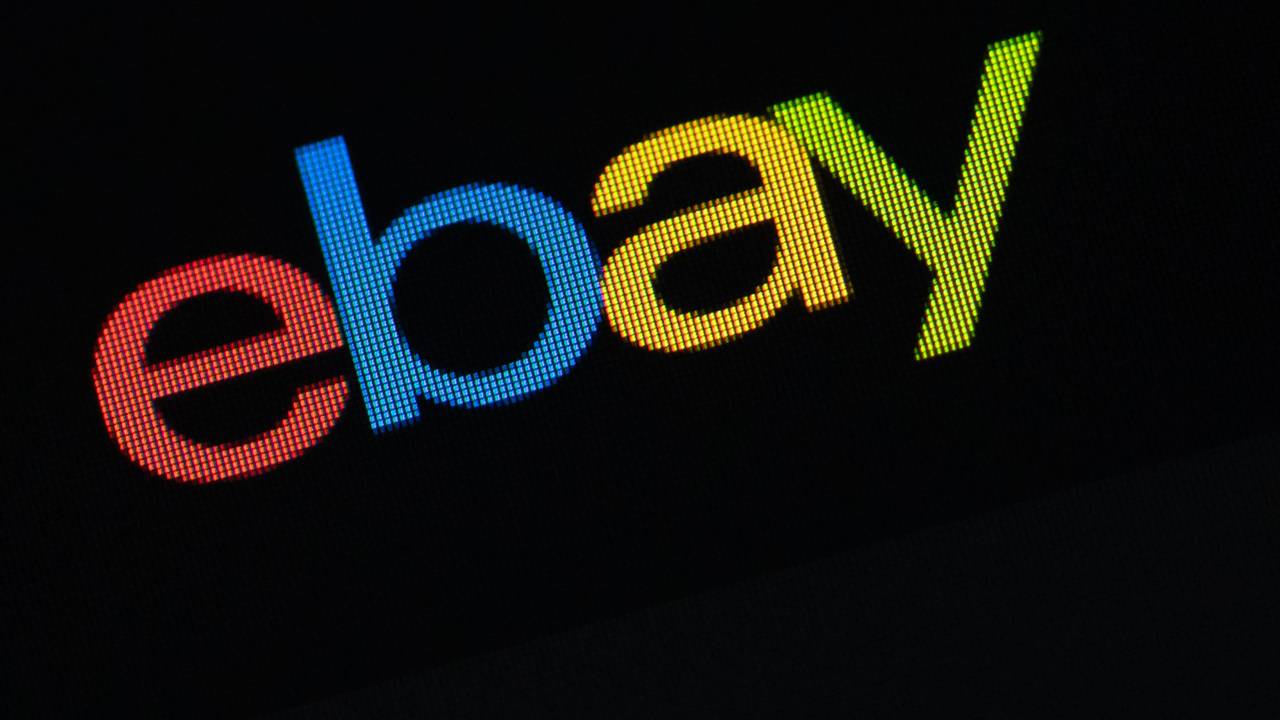 Das Logo des Unternehmens eBay ist auf dem Display eines iPhone SE in der App des Online-Marktplatzes eBay zu sehen.