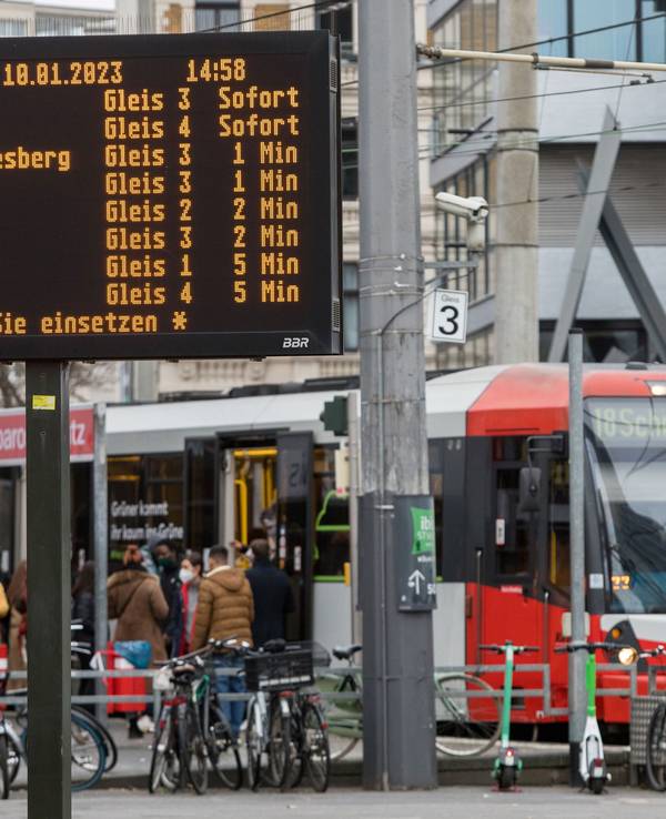 Menschen steigen in eine Straßenbahn in Köln ein.