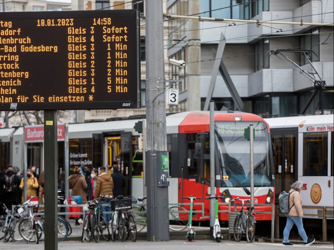 Menschen steigen in eine Bahn.