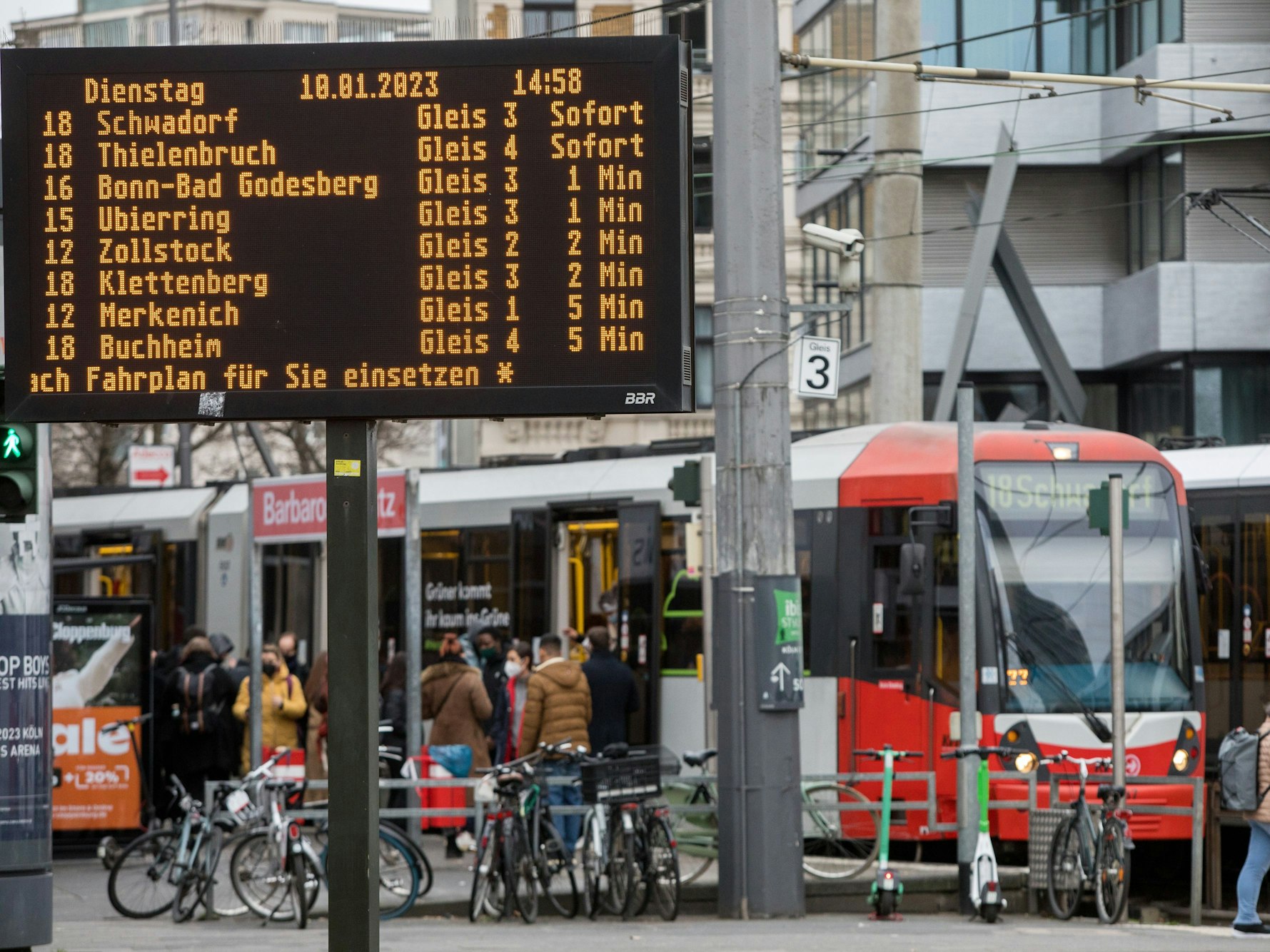 Eine KVB-Bahn der Linie 18 hält am Barbarossaplatz.
