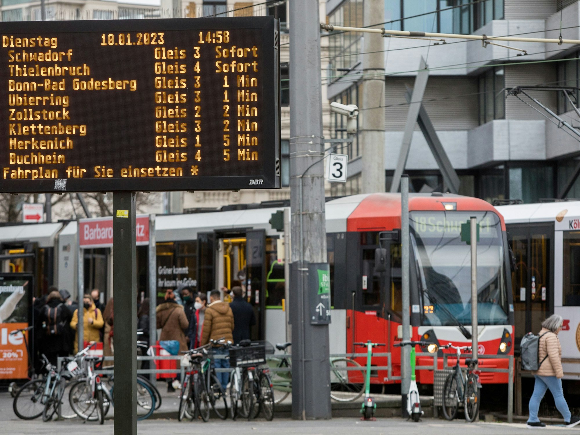 Menschen steigen in eine Bahn.