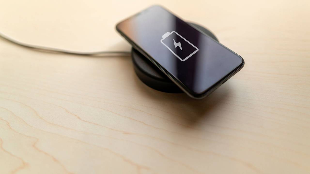 Laden eines Smartphones auf einer kabellosen Ladestation