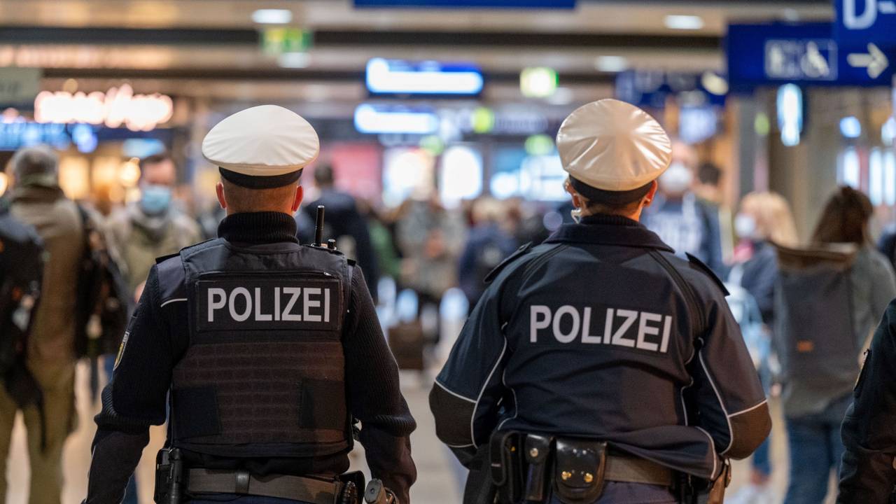 Polizeibeamte patroullieren im Hauptbahnhof.