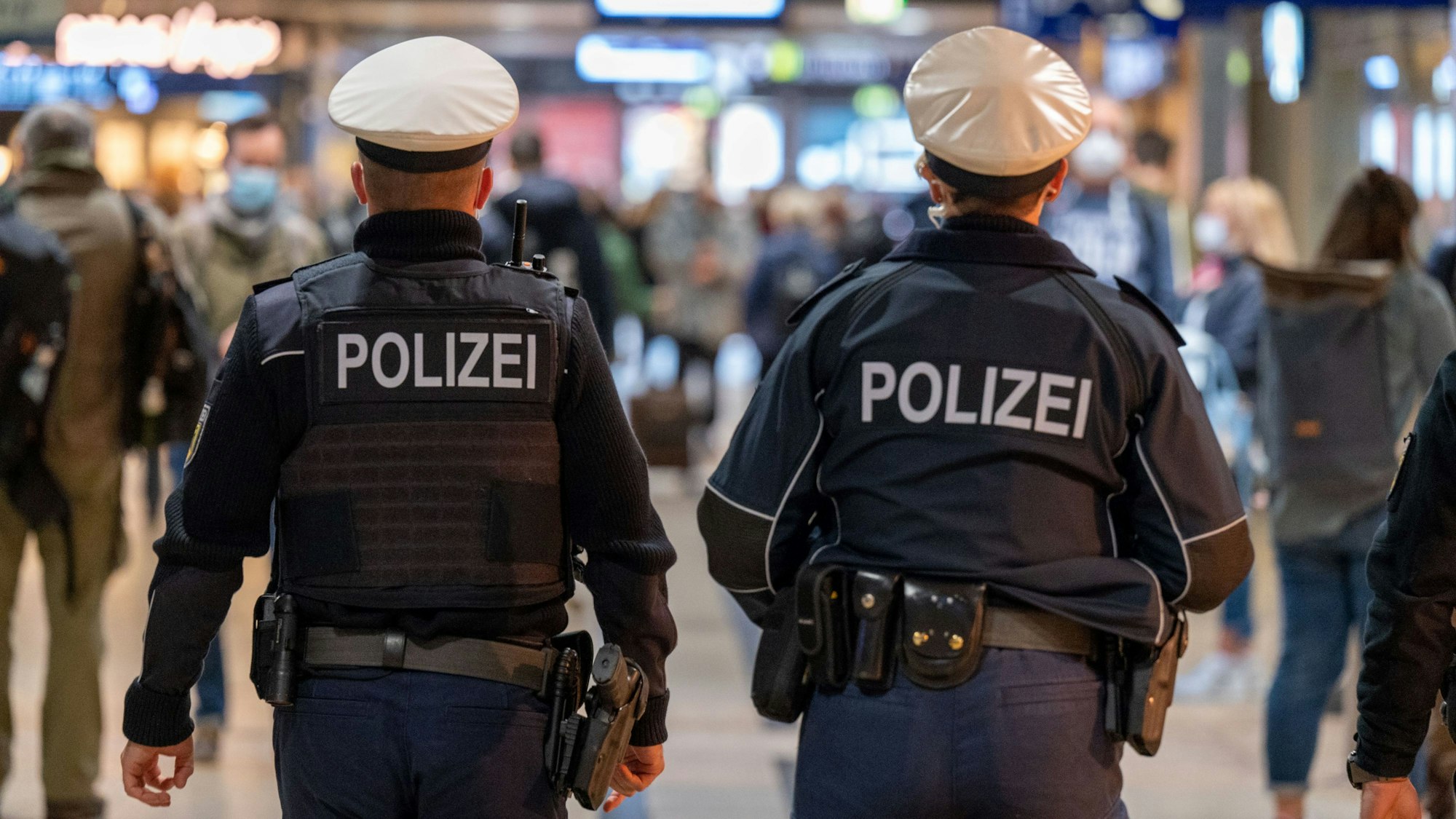 Polizeibeamte patroullieren im Hauptbahnhof.