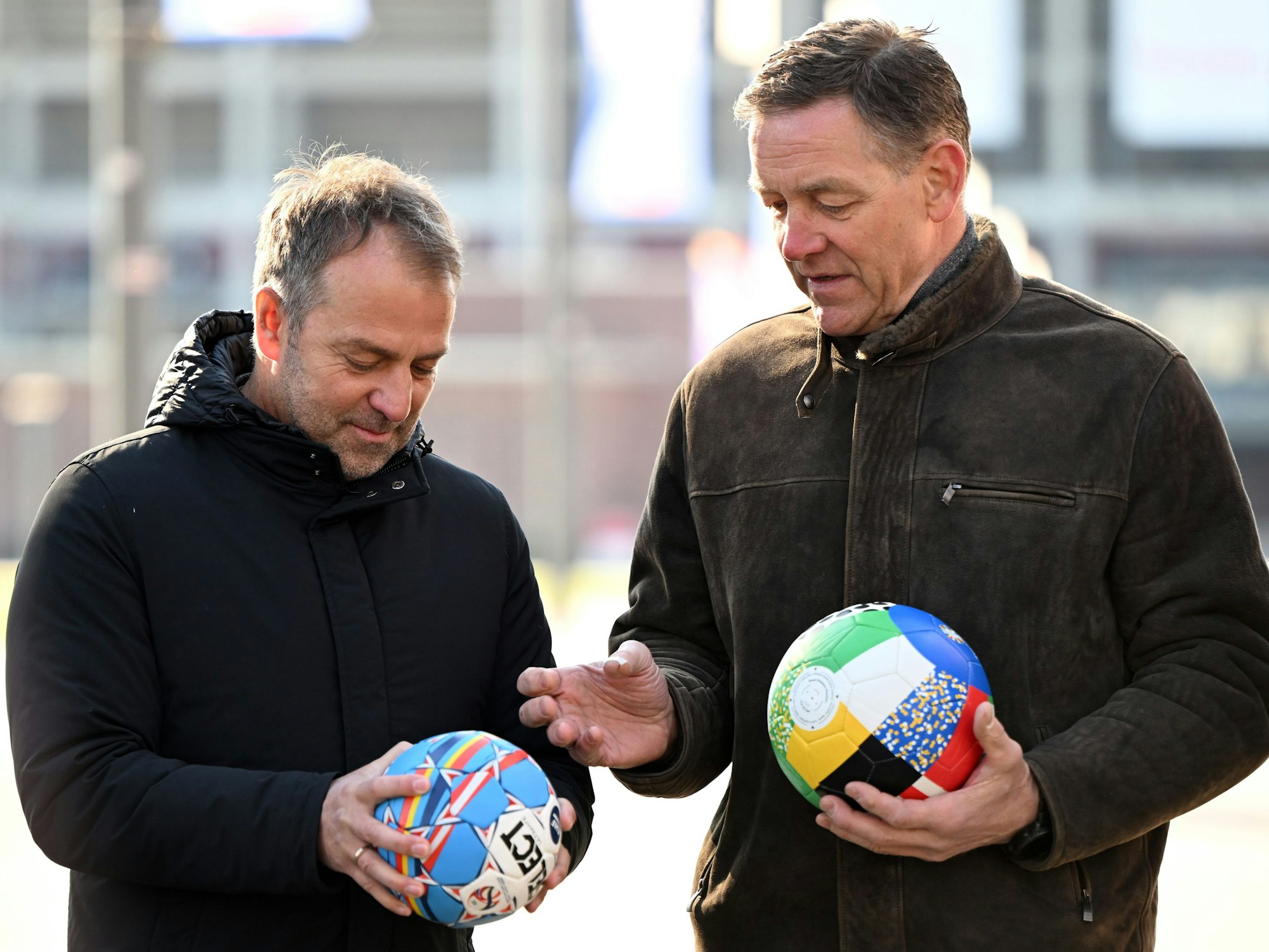 Fußball-Bundestrainer Hansi Flick (l.) und Handball-Bundestrainer Alfred Gislason stehen zusammen.