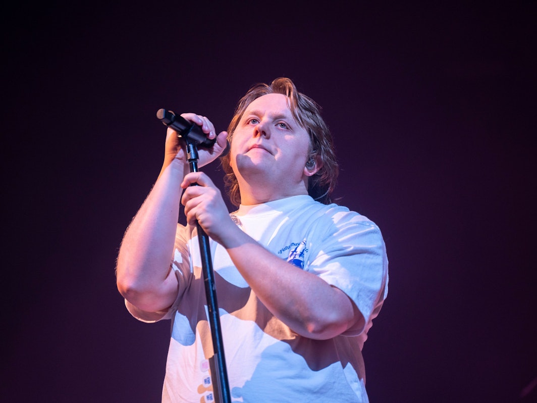 Lewis Capaldi gibt ein Konzert in der Lanxess-Arena.