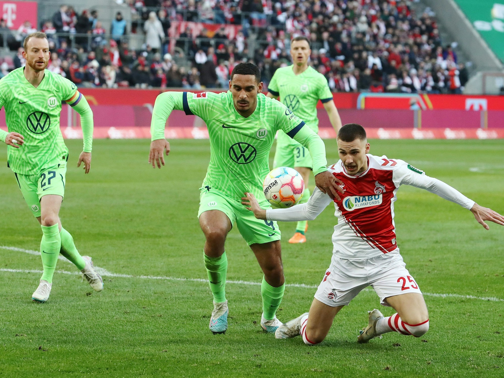 Tim Lemperle im Zweikampf mit Maxence Lacroix.