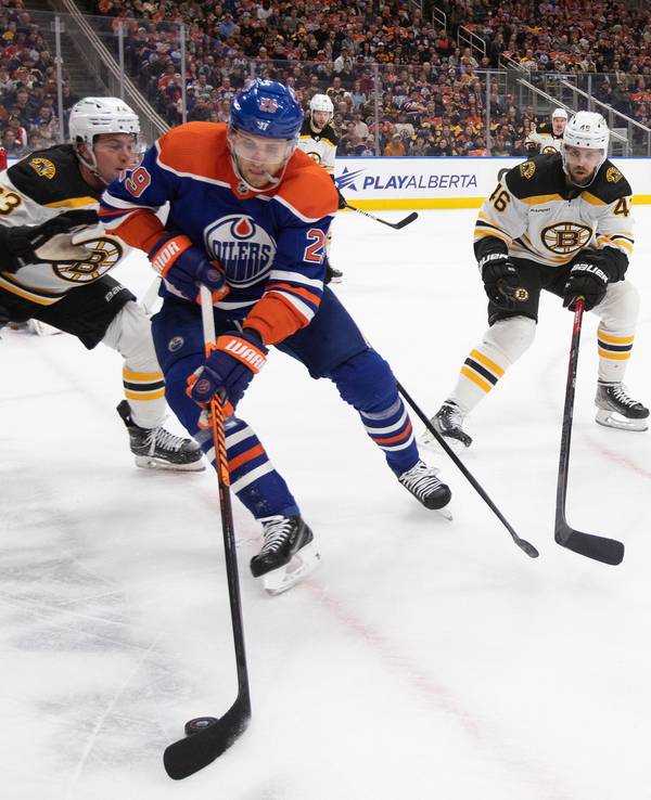 Leon Draisaitl wird gegen die Boston Bruins von Charlie McAvoy und David Krejci in die Zange genommen.