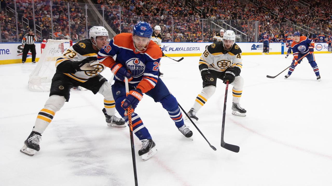 Leon Draisaitl wird gegen die Boston Bruins von Charlie McAvoy und David Krejci in die Zange genommen.
