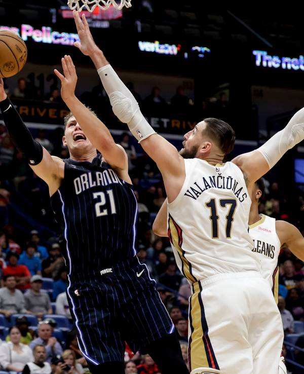 Moritz Wagner (l.) beim Sieg seiner Orlando Magic gegen die New Orleans Pelicans im Korb-Duell gegen Jonas Valanciunas.