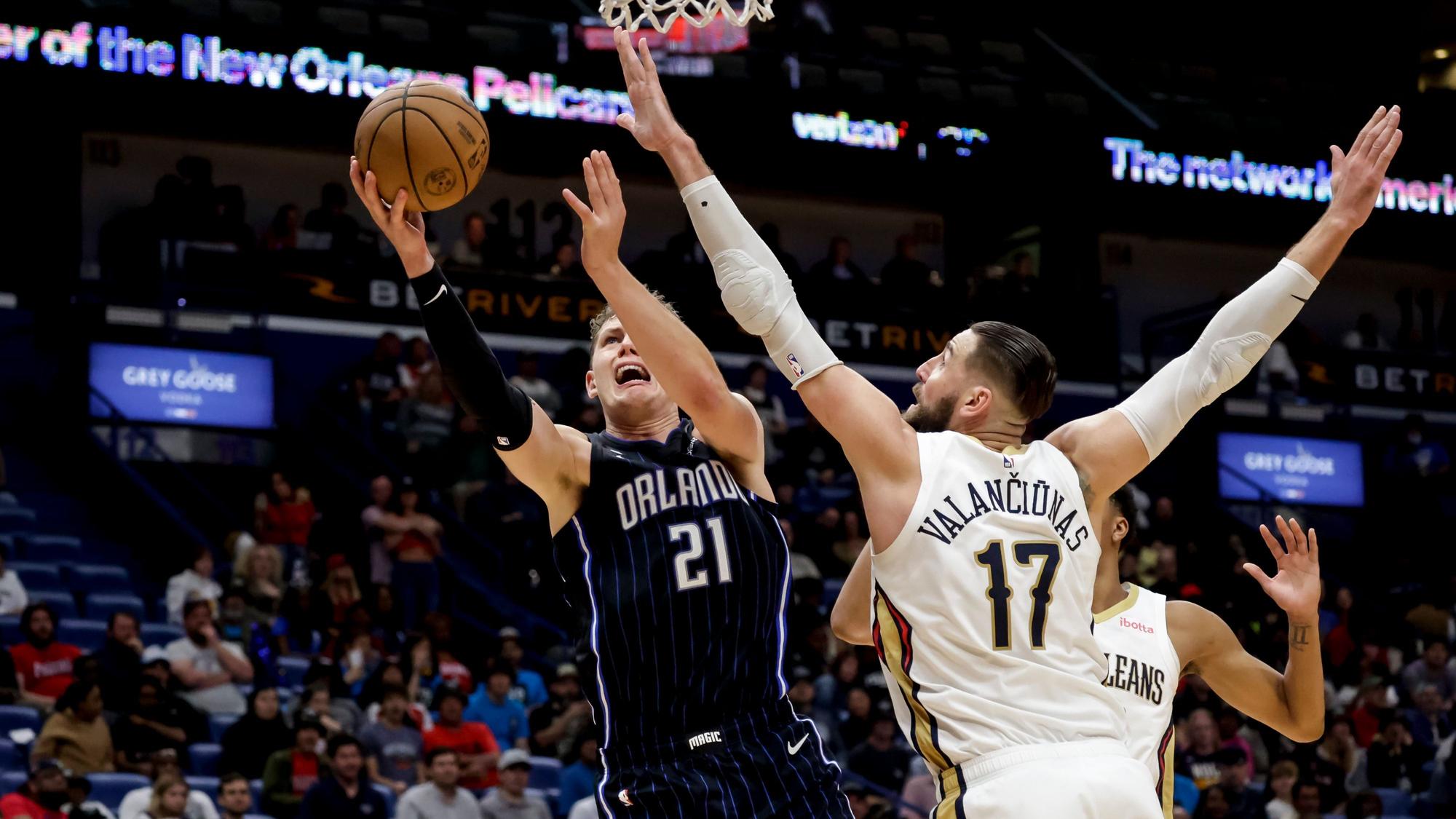 Moritz Wagner (l.) beim Sieg seiner Orlando Magic gegen die New Orleans Pelicans im Korb-Duell gegen Jonas Valanciunas.