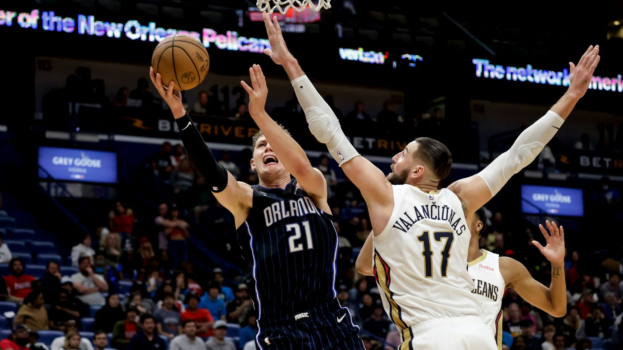 Moritz Wagner (l.) beim Sieg seiner Orlando Magic gegen die New Orleans Pelicans im Korb-Duell gegen Jonas Valanciunas.