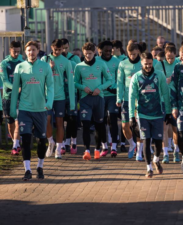 Die Mannschaft des SV Werder Bremen läuft auf dem Trainingsgelände.