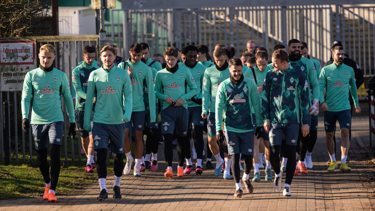 Die Mannschaft des SV Werder Bremen läuft auf dem Trainingsgelände.