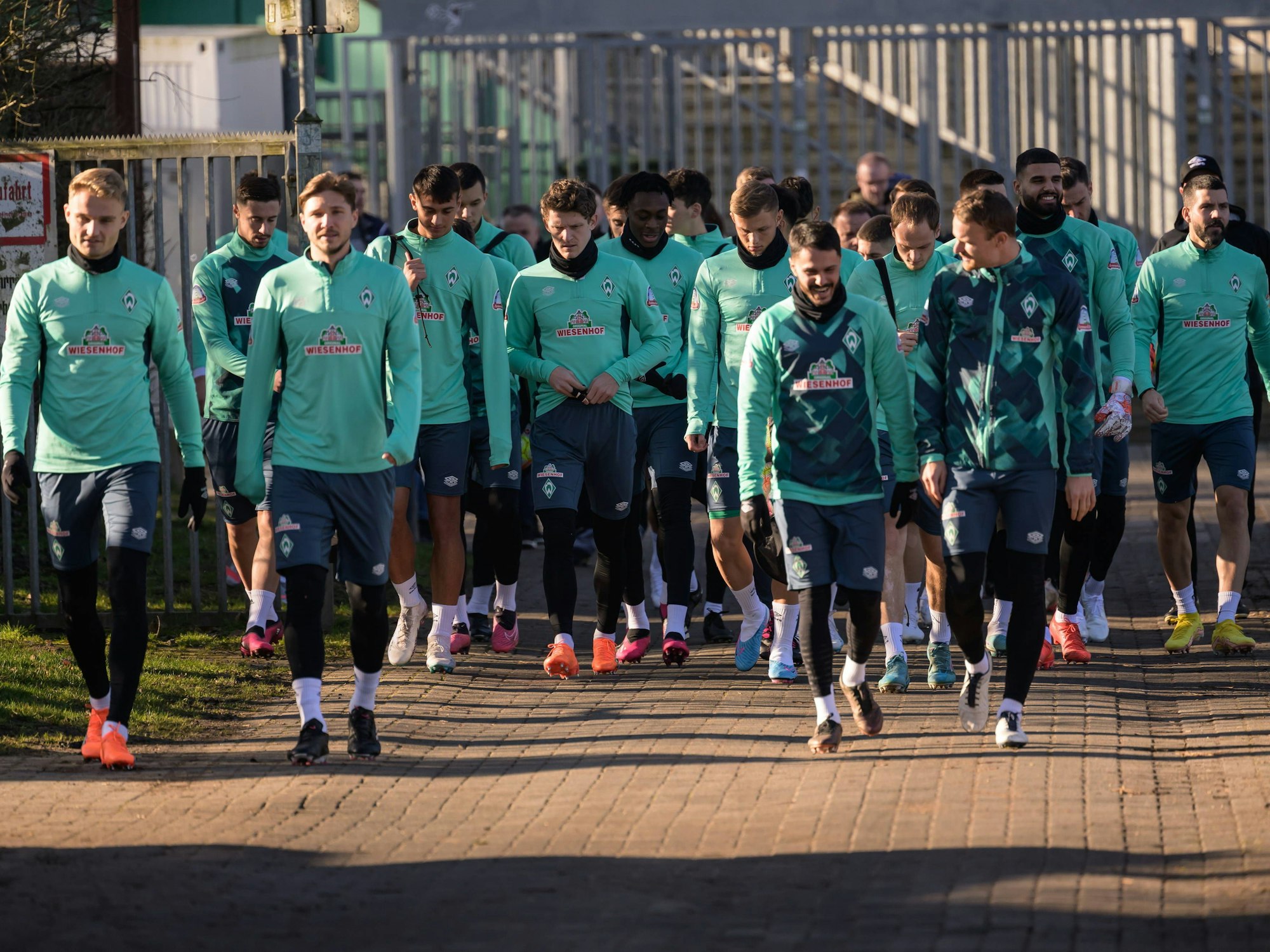 Die Mannschaft des SV Werder Bremen läuft auf dem Trainingsgelände.