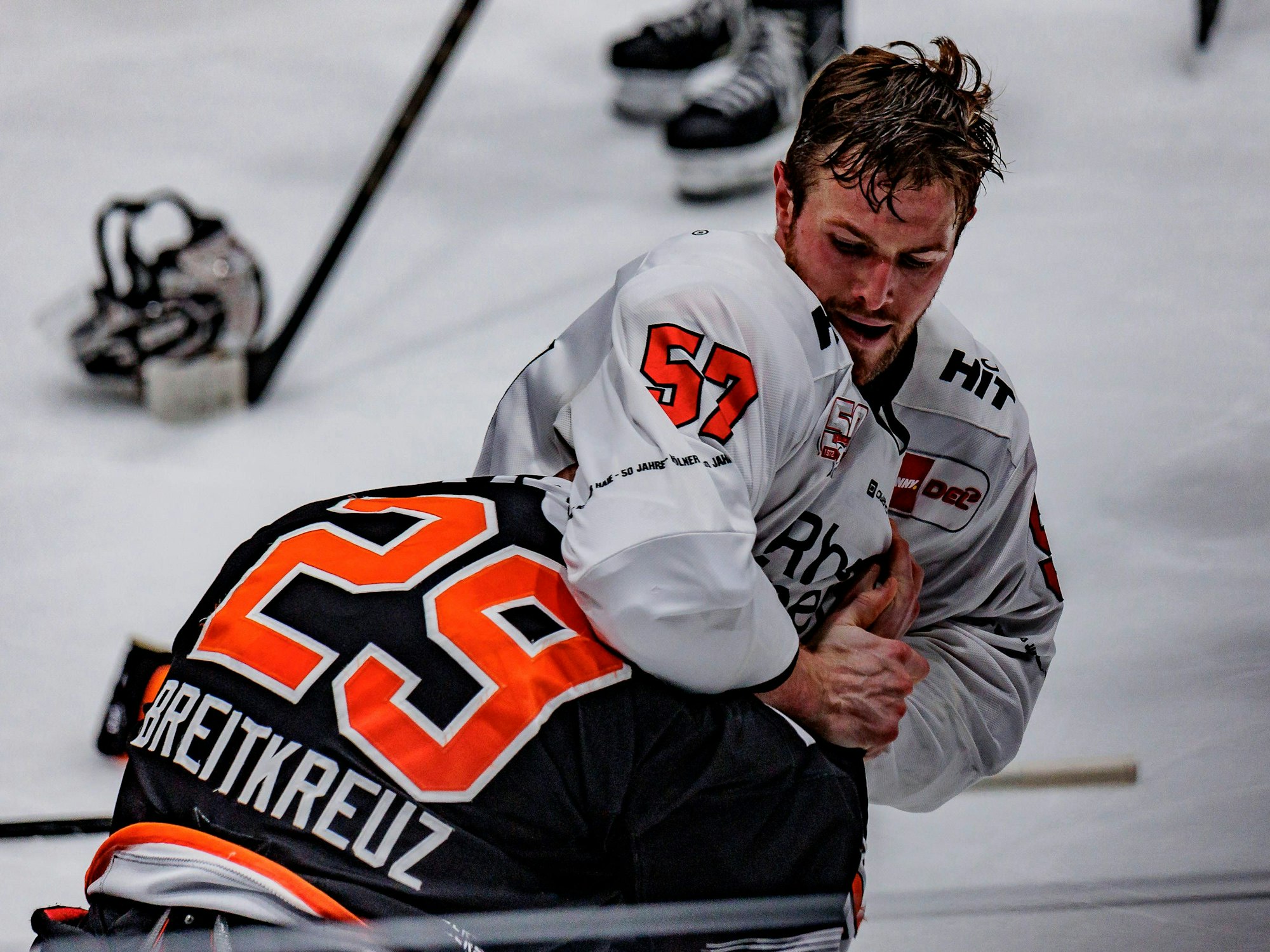 Brady Austin drückt Brett Breitkreuz herunter.