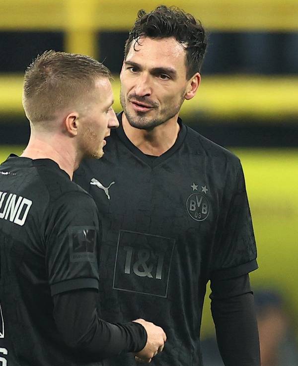 Mats Hummels (r.) und Mats Hummels beim BVB-Heimspiel gegen Hertha BSC im Gespräch.