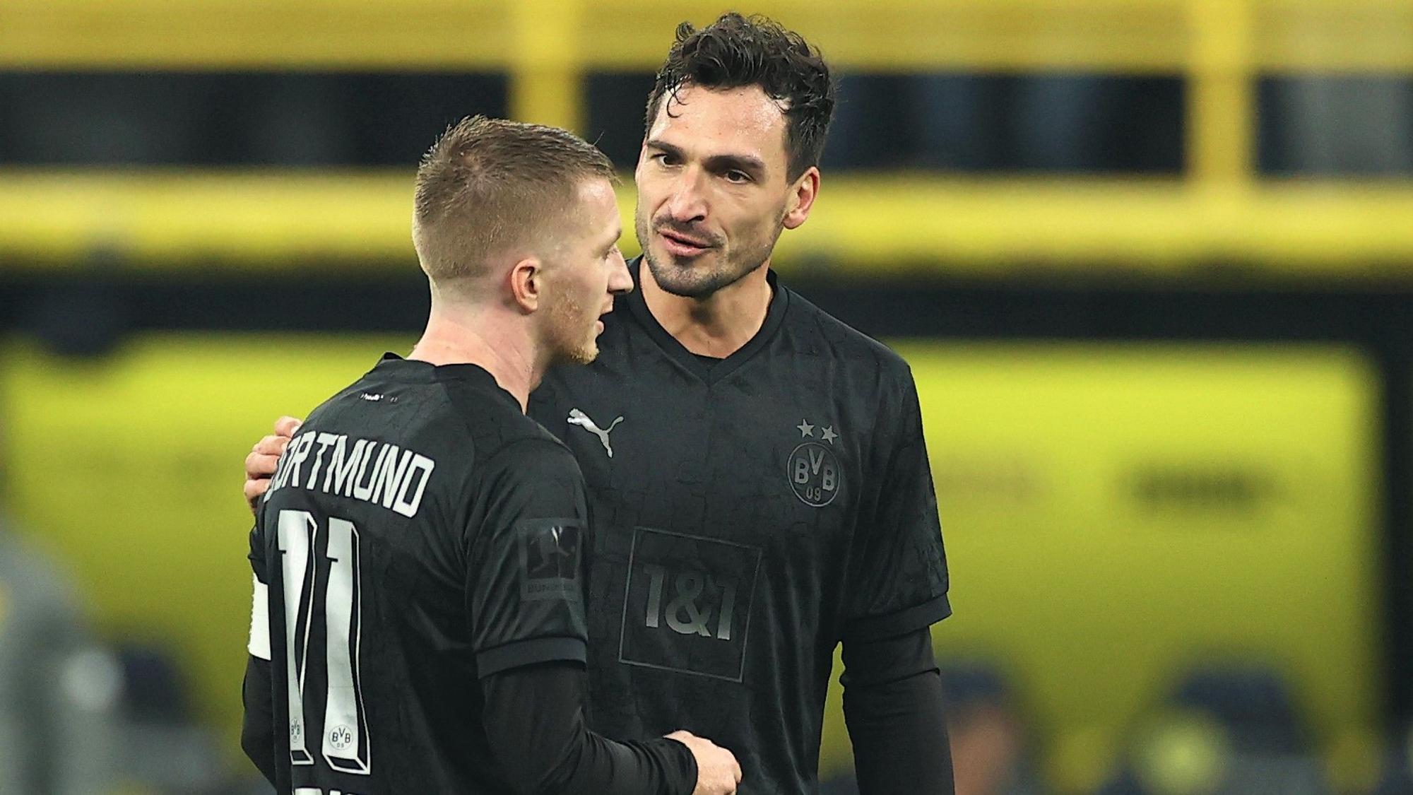 Mats Hummels (r.) und Mats Hummels beim BVB-Heimspiel gegen Hertha BSC im Gespräch.