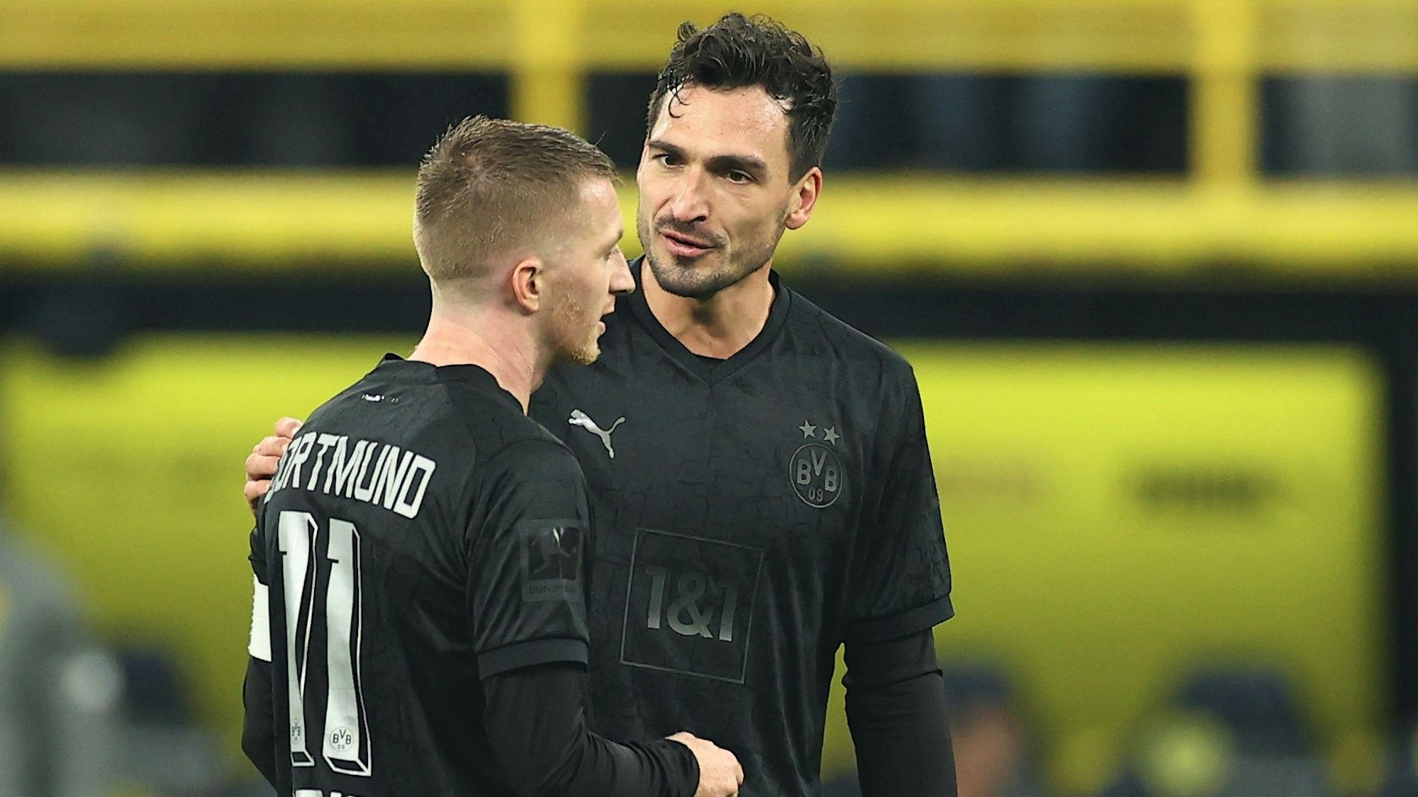 Mats Hummels (r.) und Mats Hummels beim BVB-Heimspiel gegen Hertha BSC im Gespräch.