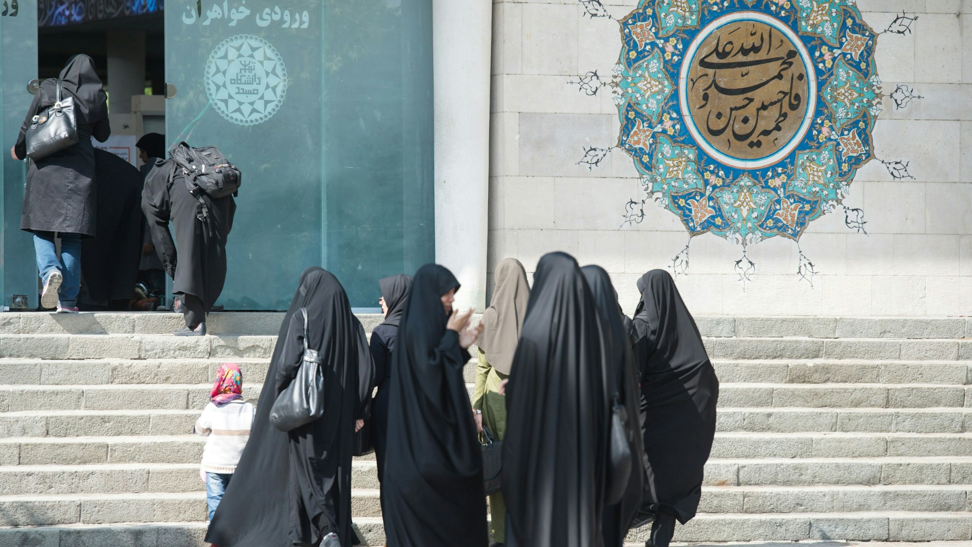 Studentinnen gehen am 18. Oktober 2015 über den Campus der Universität von Teheran (Iran).