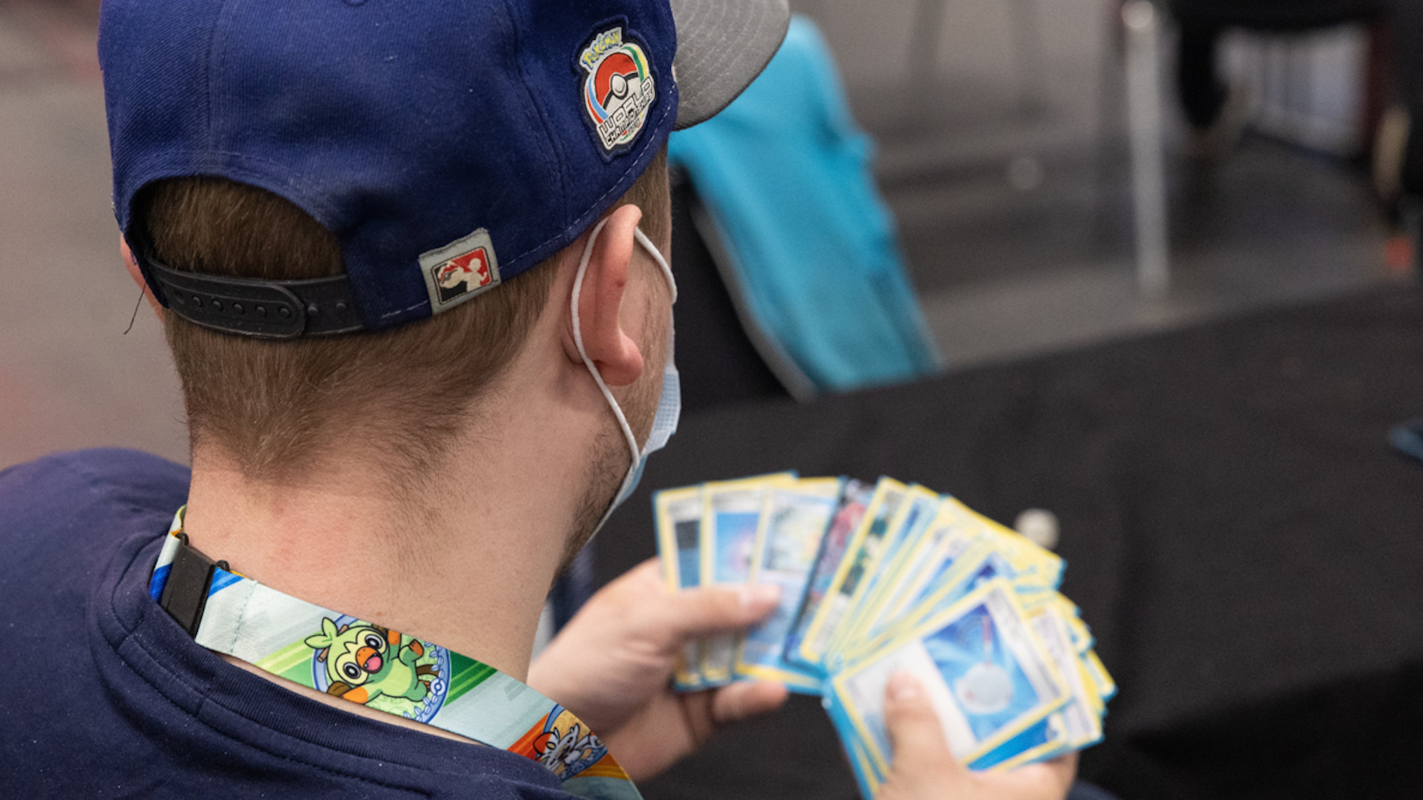 Ein Besucher der Pokémon Europameisterschaft in Frankfurt am Main im April 2022.