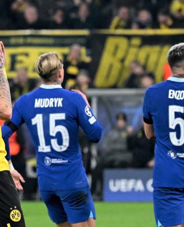 Borussia Dortmunds Marius Wolf reagiert nach einer verpassten Chance in der Champions League.