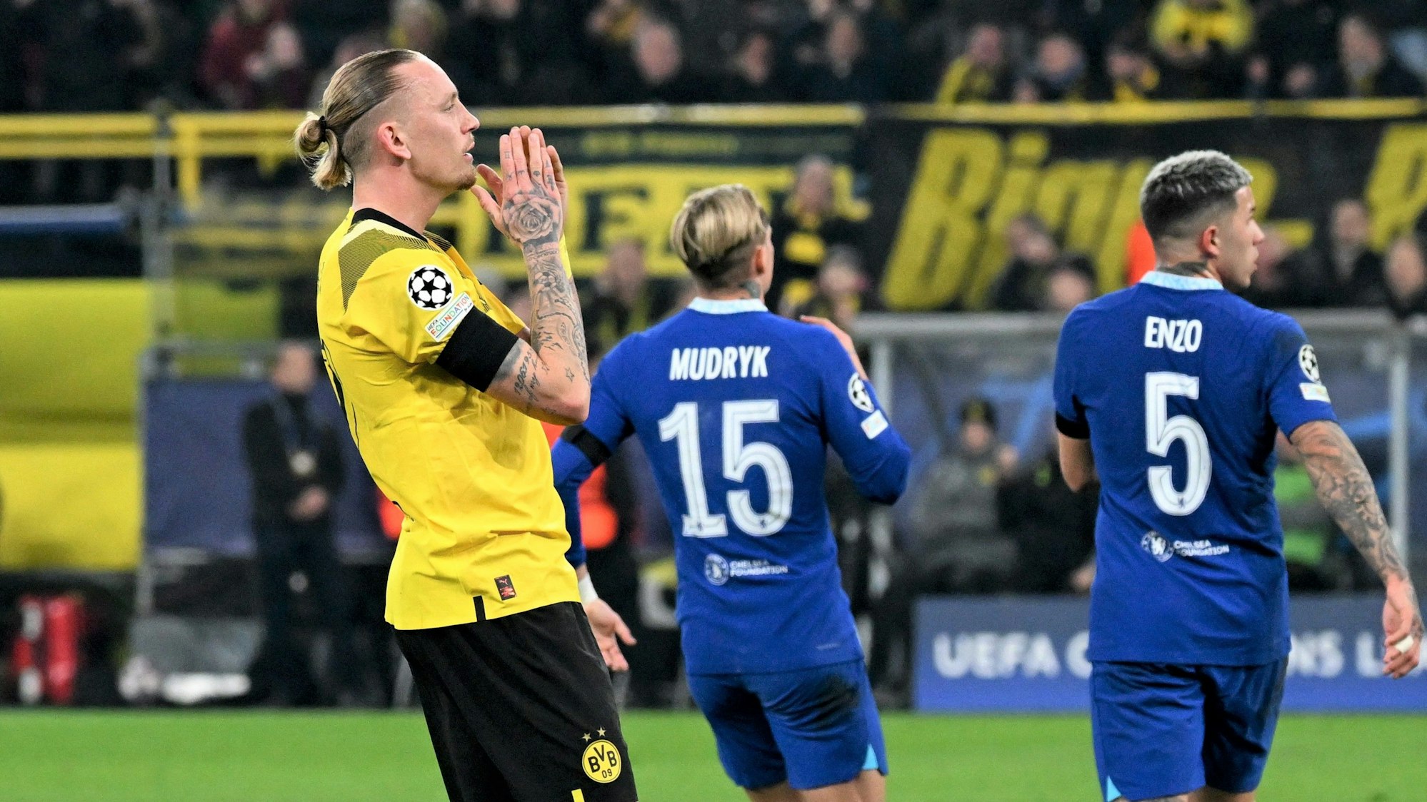 Borussia Dortmunds Marius Wolf reagiert nach einer verpassten Chance in der Champions League.