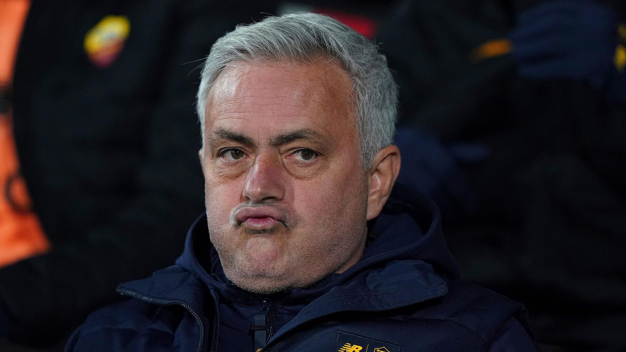 Roma-Trainer José Mourinho schnauft beim Spiel in Cremona durch.