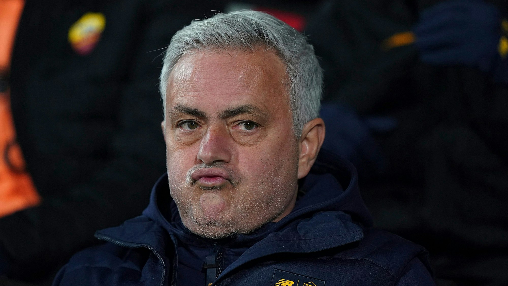 Roma-Trainer José Mourinho schnauft beim Spiel in Cremona durch.