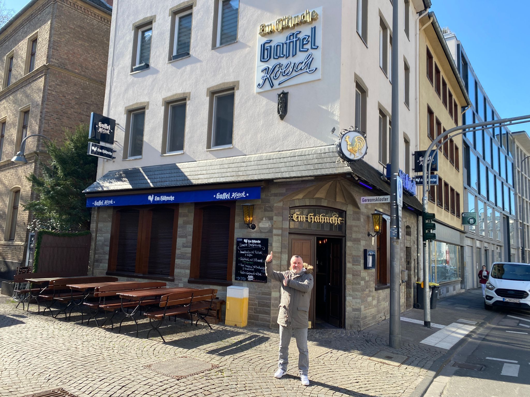 David Stasch steht vor seiner Kneipe Em Hähnche.