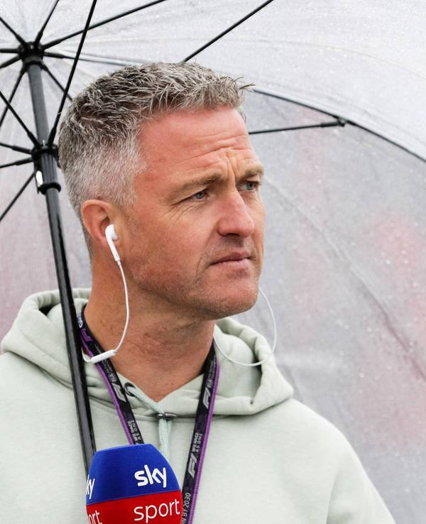 Ralf Schumacher hält bei einem Experten-Auftritt in der Formel 1 ein Sky-Mikrofon in der Hand.