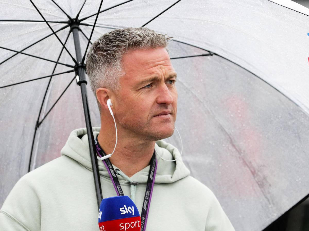Ralf Schumacher hält bei einem Experten-Auftritt in der Formel 1 ein Sky-Mikrofon in der Hand.