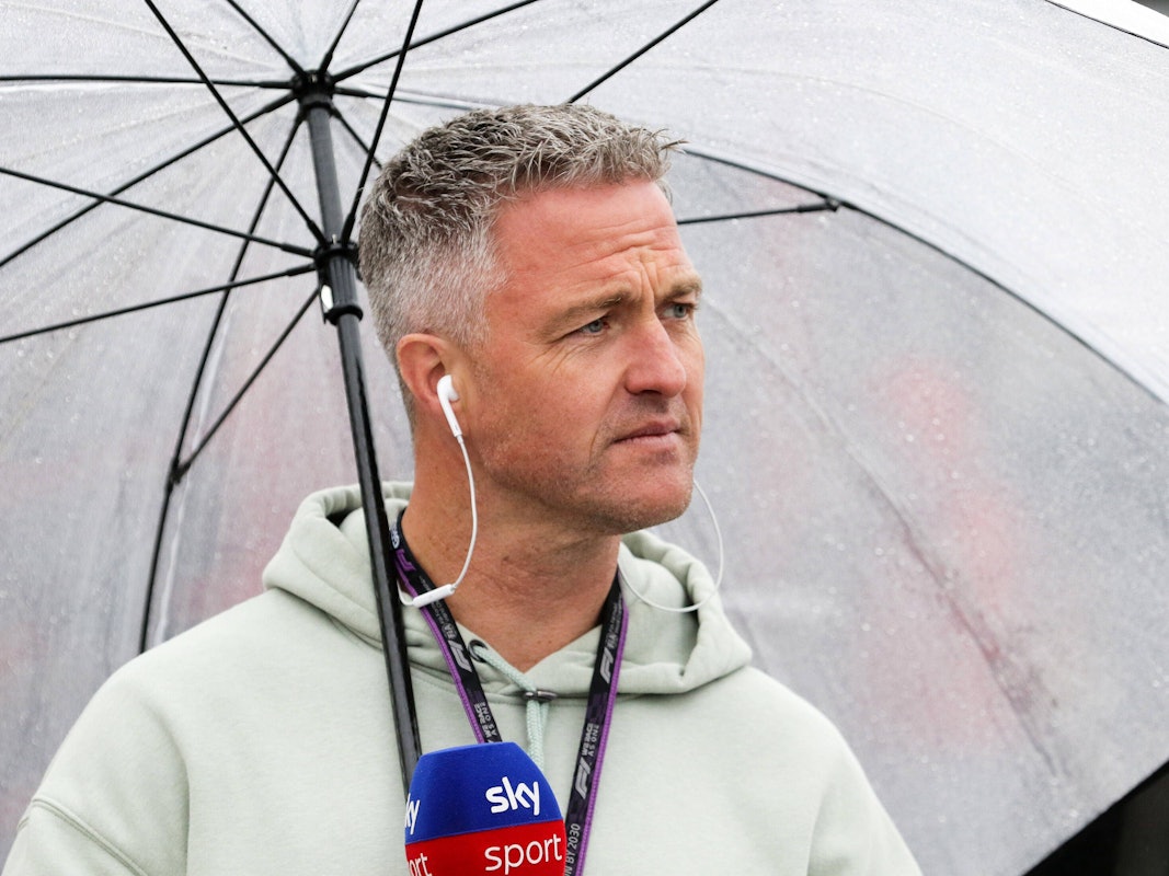 Ralf Schumacher hält bei einem Experten-Auftritt in der Formel 1 ein Sky-Mikrofon in der Hand.