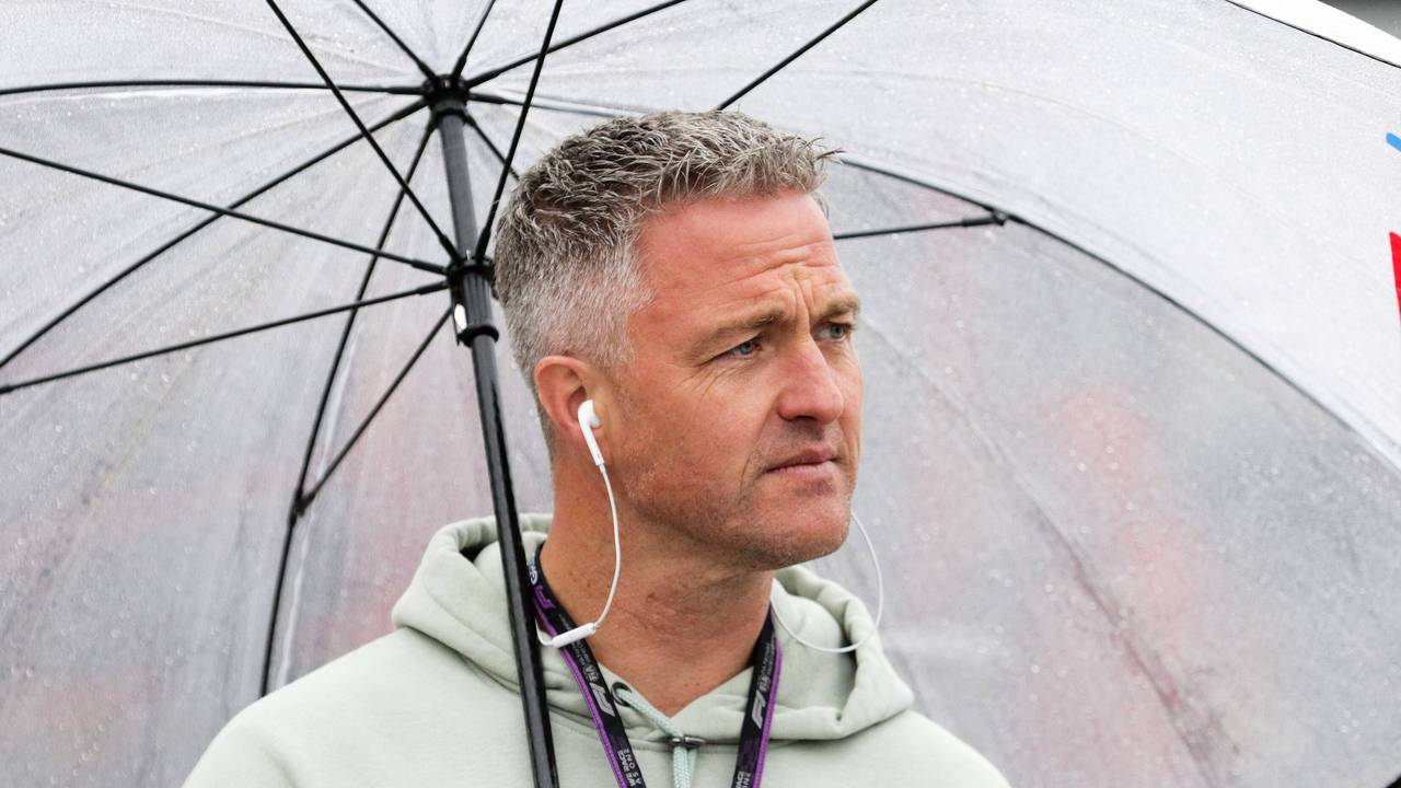 Ralf Schumacher hält bei einem Experten-Auftritt in der Formel 1 ein Sky-Mikrofon in der Hand.