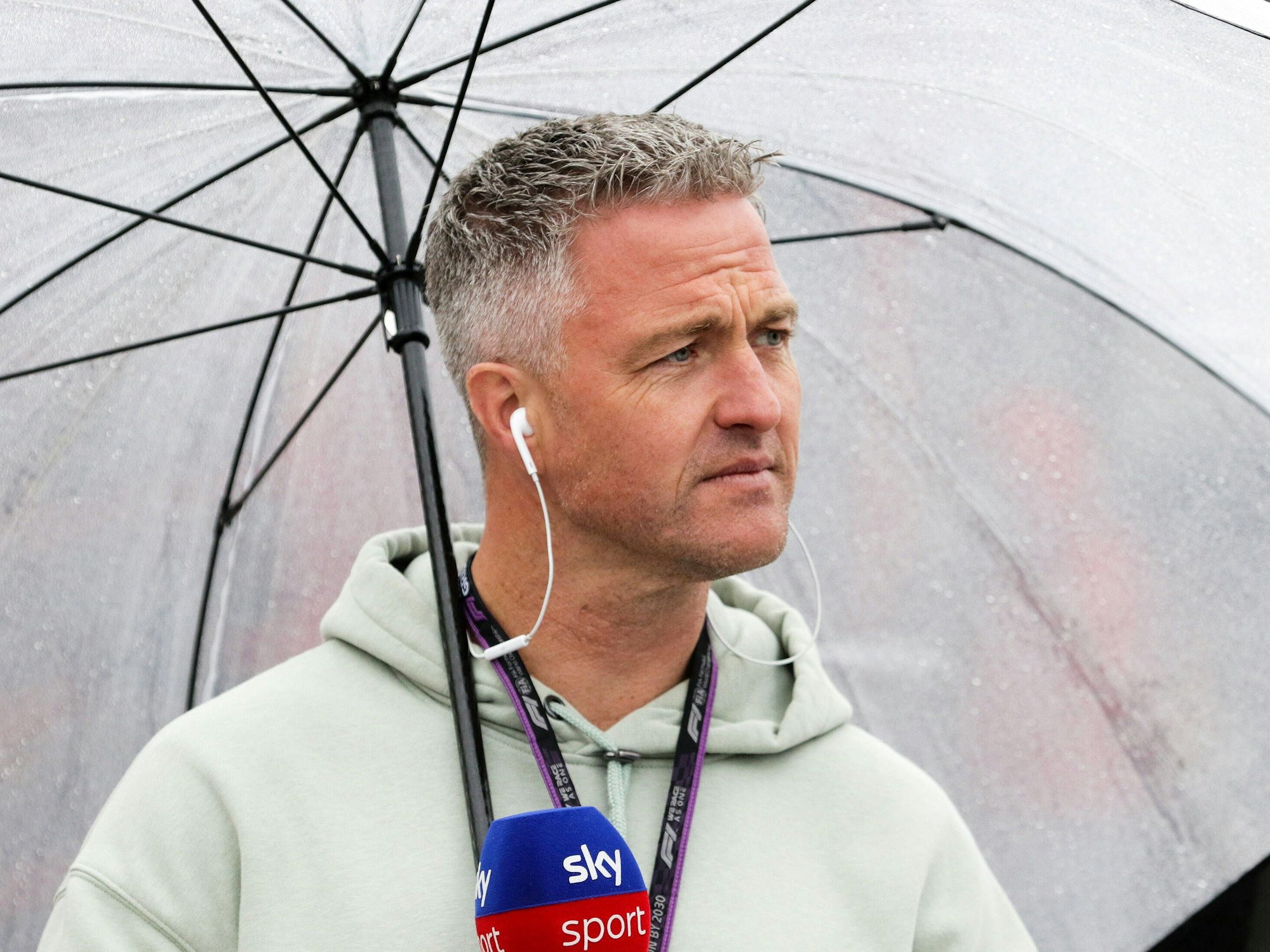Ralf Schumacher hält bei einem Experten-Auftritt in der Formel 1 ein Sky-Mikrofon in der Hand.